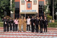 Wakil Wali Kota Depok, Chandra Rahmansyah bersama Sekretaris Daerah, Mangnguluang Mansur dan Kepala Dinas Tenaga Kerja (Disnaker), Nessi Annsia Handari melepas delapan peserta pemagangan untuk berangkat ke negara Jepang pada apel pagi di Lapangan Apel Balai Kota Depok, Senin (28/09/26). (Sumber foto: Siaran Depok/AN Rafi)