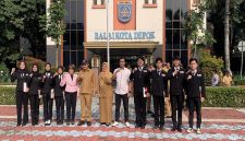 Wakil Wali Kota Depok, Chandra Rahmansyah bersama Sekretaris Daerah, Mangnguluang Mansur dan Kepala Dinas Tenaga Kerja (Disnaker), Nessi Annsia Handari melepas delapan peserta pemagangan untuk berangkat ke negara Jepang pada apel pagi di Lapangan Apel Balai Kota Depok, Senin (28/09/26). (Sumber foto: Siaran Depok/AN Rafi)