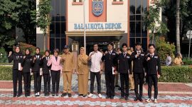 Wakil Wali Kota Depok, Chandra Rahmansyah bersama Sekretaris Daerah, Mangnguluang Mansur dan Kepala Dinas Tenaga Kerja (Disnaker), Nessi Annsia Handari melepas delapan peserta pemagangan untuk berangkat ke negara Jepang pada apel pagi di Lapangan Apel Balai Kota Depok, Senin (28/09/26). (Sumber foto: Siaran Depok/AN Rafi)