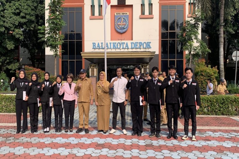 Wakil Wali Kota Depok, Chandra Rahmansyah bersama Sekretaris Daerah, Mangnguluang Mansur dan Kepala Dinas Tenaga Kerja (Disnaker), Nessi Annsia Handari melepas delapan peserta pemagangan untuk berangkat ke negara Jepang pada apel pagi di Lapangan Apel Balai Kota Depok, Senin (28/09/26). (Sumber foto: Siaran Depok/AN Rafi)