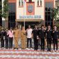 Wakil Wali Kota Depok, Chandra Rahmansyah bersama Sekretaris Daerah, Mangnguluang Mansur dan Kepala Dinas Tenaga Kerja (Disnaker), Nessi Annsia Handari melepas delapan peserta pemagangan untuk berangkat ke negara Jepang pada apel pagi di Lapangan Apel Balai Kota Depok, Senin (28/09/26). (Sumber foto: Siaran Depok/AN Rafi)
