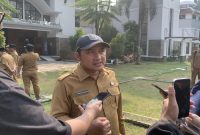 Wakil Wali Kota (Wawalkot) Depok, Chandra Rahmansyah saat diwawancarai setelah agenda apel pagi di Lapangan Balai Kota Depok pada Senin (28/09/26). (Sumber foto: Siaran Depok/AN Rafi)