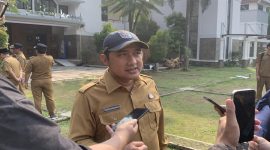 Wakil Wali Kota (Wawalkot) Depok, Chandra Rahmansyah saat diwawancarai setelah agenda apel pagi di Lapangan Balai Kota Depok pada Senin (28/09/26). (Sumber foto: Siaran Depok/AN Rafi)