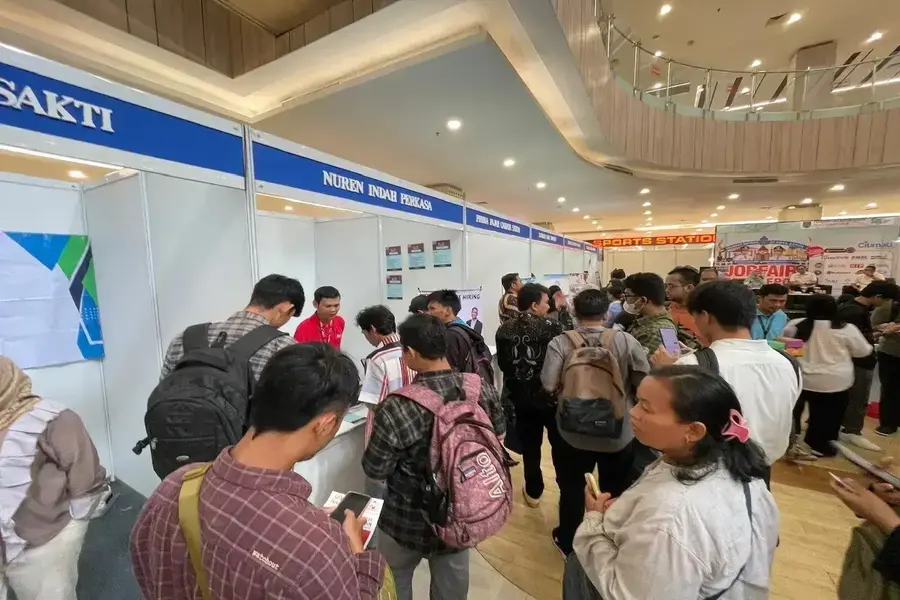 Ilustrasi para pencari kerja sedang antre di pameran bursa kerja. (Sumber foto: DIskominfo Depok)