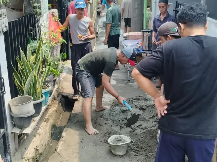Melalui aksi kerja bakti, masyarakat RT 06 RW 15 Kelurahan Panmas secara bersama-sama memperbaiki infrastruktur jalan dan drainase setempat. (Foto: Dok. Narasumber)