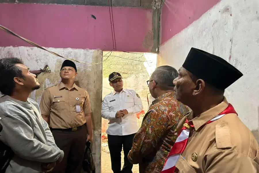Kondisi kediaman Bang Madong di wilayah Kelurahan PGS, Kecamatan Cimanggis, mendapat perhatian langsung dari Wali Kota Depok, Supian Suri, saat ia melakukan peninjauan pada Senin (14/09/26). (Foto: Diskominfo Depok).