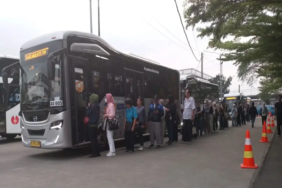 Antrean warga yang tertib saat hendak menaiki Biskita Trans Depok. (Sumber: Diskominfo Depok)