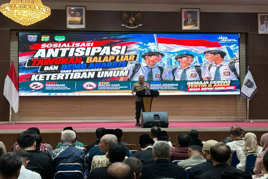Sambutan terkait sosialisasi pencegahan aksi unjuk rasa anarkis, balap liar, dan tawuran disampaikan oleh Kombes Pol. Christian Rony Putra selaku Kapolres Metro Depok di Aula Gedung Dibaleka, Kota Depok. (Foto: Diskominfo Depok)