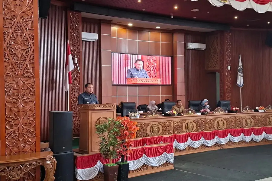 Wakil Wali Kota Depok, Chandra Rahmansyah menghadiri Rapat Paripurna dalam rangka penutupan Masa Sidang Kedua sekaligus pembukaan Masa Sidang Ketiga Tahun Sidang 2026 di Ruang Sidang Paripurna DPRD Kota Depok, Senin (31/08/26). (Foto: Diskominfo Depok)