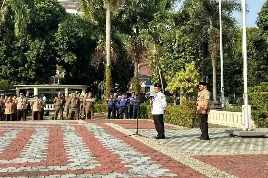 Wali Kota Depok, Supian Suri, tampak memimpin jalannya apel pagi yang digelar di Balai Kota Depok pada Senin (14/9/2026). (Dok. Diskominfo Depok)
