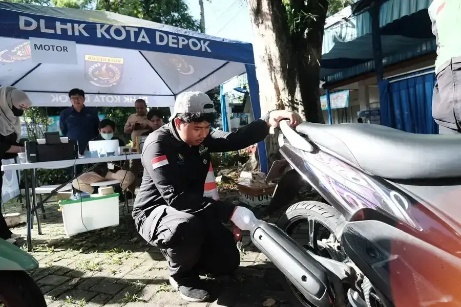 Kegitana uji emisi pada kendaraan yang dilakukan DLHK Depok. (Foto: Diskominfo Depok).