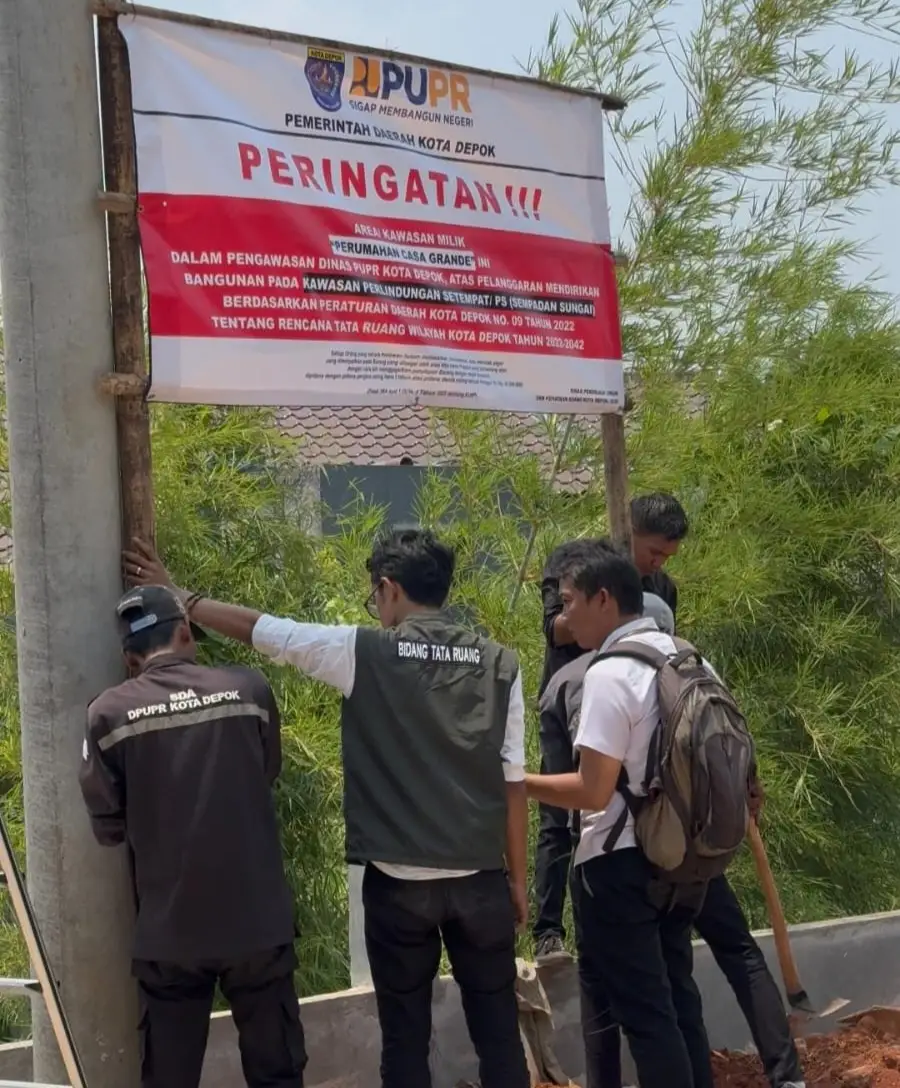 Pemasangan plang pengawasan oleh Dinas PUPR Kota Depok di tiga lokasi yang melakukan pelanggaran pemanfaatan ruang, Rabu (16/09/26). (Foto: DPUPR)