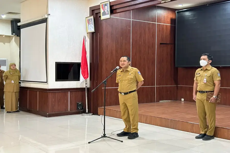 Wakil Wali Kota Depok Chandra Rahmansyah memimpin pelaksanaan apel pagi di Balai Kota Depok, Senin (07/09/26). (Foto: Diskominfo Depok).