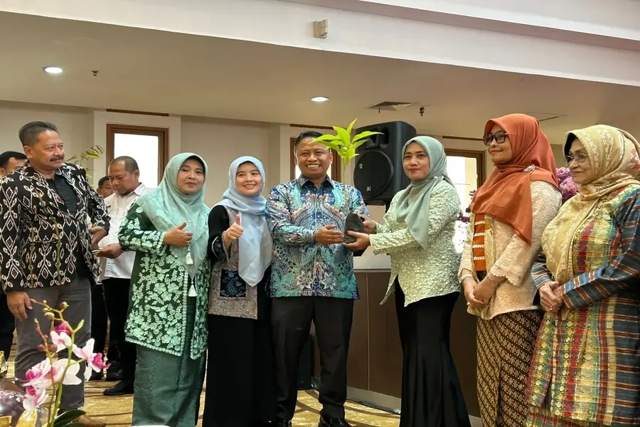 Penyerahan bibit pohon secara simbolis dilakukan oleh Wali Kota Depok Supian Suri kepada perwakilan GOW Kota Depok dalam acara