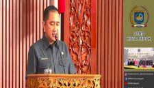 Wakil Wali Kota Depok, Chandra Rahmansyah memaparkan capaian Pemkot Depok Rapat Paripurna DPRD pada Rapat Paripurna dengan agenda Penutupan Masa Sidang Kedua dan Pembukaan Masa Sidang Ketiga Tahun 2026, Senin (31/8/2026). (Sumber foto: Tangkapan Layar YouTube DPRD Kota Depok)