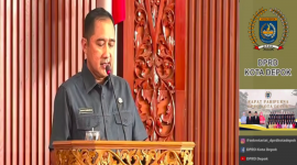 Wakil Wali Kota Depok, Chandra Rahmansyah memaparkan capaian Pemkot Depok Rapat Paripurna DPRD pada Rapat Paripurna dengan agenda Penutupan Masa Sidang Kedua dan Pembukaan Masa Sidang Ketiga Tahun 2026, Senin (31/8/2026). (Sumber foto: Tangkapan Layar YouTube DPRD Kota Depok)