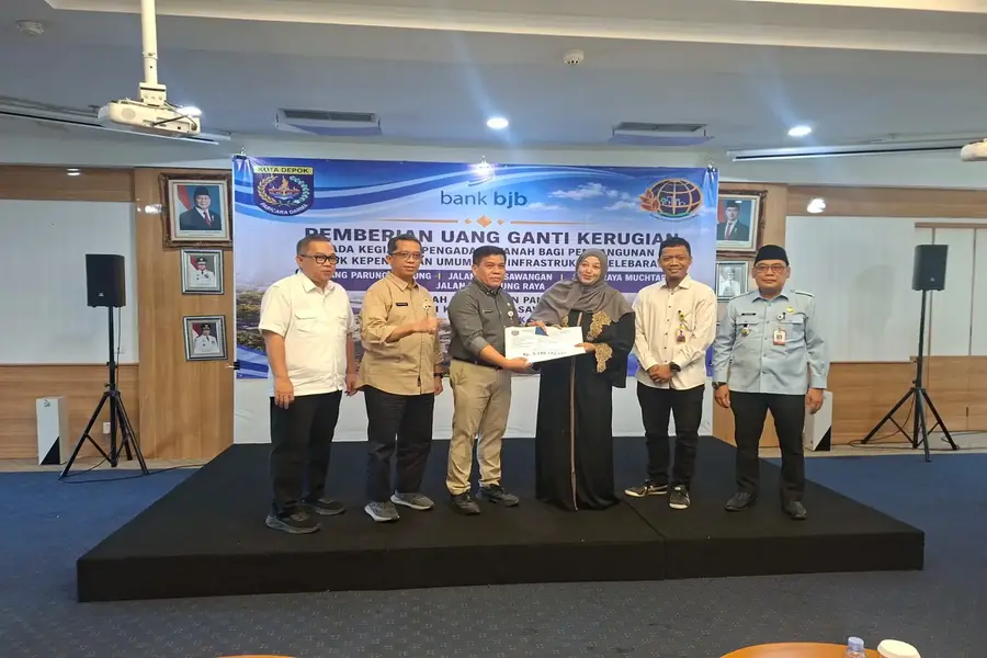 Penyerahan UGK dilakukan secara simbolis oleh Sekretaris Daerah (Sekda) Kota Depok, Mangnguluang Mansur, kepada para penerima di Aula BJB Kota Depok pada Selasa (15/9/2026). (Foto: Diskominfo Depok)