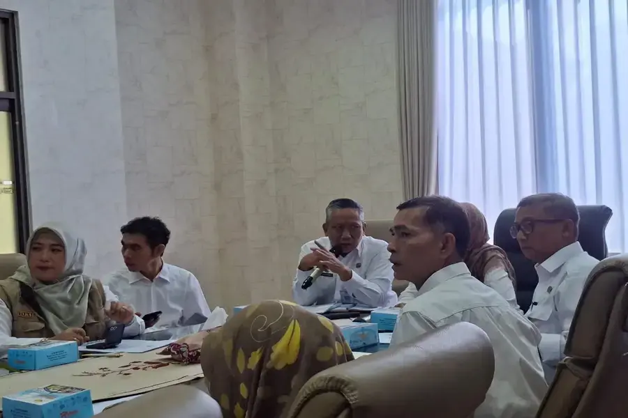 DKUM Kota Depok menggelar rapat koordinasi bersama PD terkait di Ruang Bougenville, Balai Kota Depok, Rabu (16/9/2026), guna membentuk tim verval untuk mengecek kesiapan gerai dan gudang Kopdes Merah Putih. (Foto: Diskominfo Depok)