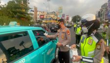 Kapolres Metro Depok, Kombes Pol. Christian Rony Putra membagikan masker di Jalan Raya Margonda pada hari Minggu, 6 September 2026. (Sumber foto: Humas Polres Metro Depok)