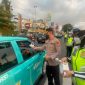 Kapolres Metro Depok, Kombes Pol. Christian Rony Putra membagikan masker di Jalan Raya Margonda pada hari Minggu, 6 September 2026. (Sumber foto: Humas Polres Metro Depok)
