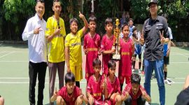 Momen foto bersama saat Tim Futsal Sekolah Dasar Islam  Ramah Anak atau SDIRA berhasil meraih juara dua di event festival Kreasi SMP Raden Patah. (SUmber foto: Dokumentasi istimewa)