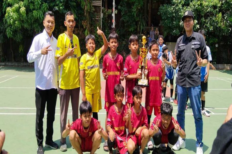 Momen foto bersama saat Tim Futsal Sekolah Dasar Islam  Ramah Anak atau SDIRA berhasil meraih juara dua di event festival Kreasi SMP Raden Patah. (SUmber foto: Dokumentasi istimewa)