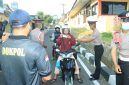 SPN Polda Metro Jaya memabgikan masker kepada masyarakat di area sekitar SPN Polda Metro Jaya. (Foto: Dokumentasi istimewa)