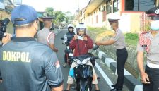 SPN Polda Metro Jaya memabgikan masker kepada masyarakat di area sekitar SPN Polda Metro Jaya. (Foto: Dokumentasi istimewa)