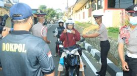 SPN Polda Metro Jaya memabgikan masker kepada masyarakat di area sekitar SPN Polda Metro Jaya. (Foto: Dokumentasi istimewa)