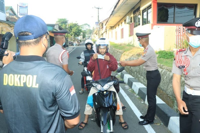 SPN Polda Metro Jaya memabgikan masker kepada masyarakat di area sekitar SPN Polda Metro Jaya. (Foto: Dokumentasi istimewa)