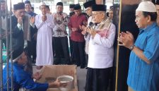 Prosesi peletakan batu pertama pembangunan Masjid Al Maghfirah di Kelurahan Baktijaya, Kecamatan Sukmajaya, Kota Depok. Sumber foto: Siaran Depok/AN Rafi