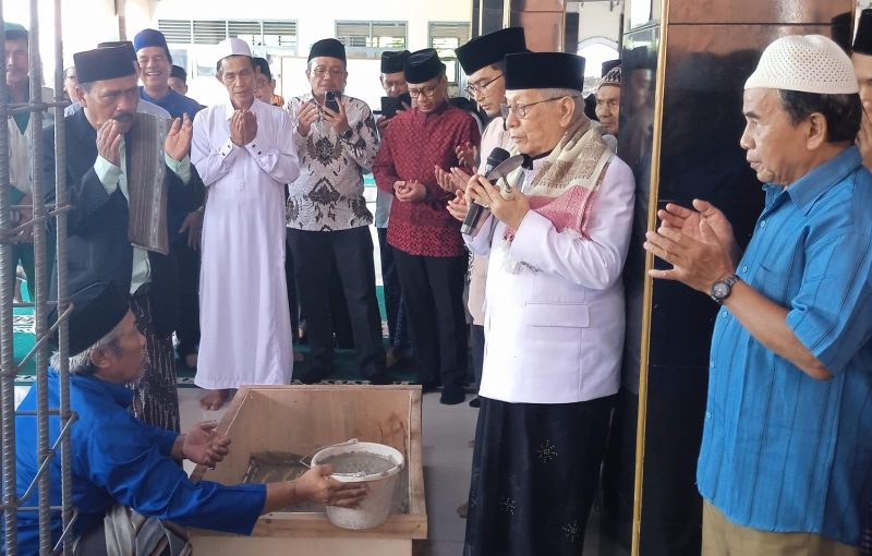 Prosesi peletakan batu pertama pembangunan Masjid Al Maghfirah di Kelurahan Baktijaya, Kecamatan Sukmajaya, Kota Depok. Sumber foto: Siaran Depok/AN Rafi