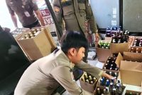 Ribuan botol miras disita Satpol PP Depok dalam razia yang diinstruksikan oleh Wali Kota Depok, Supian Suri. (Sumber foto: Dokumentasi Satpol PP Kota Depok)
