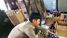 Ribuan botol miras disita Satpol PP Depok dalam razia yang diinstruksikan oleh Wali Kota Depok, Supian Suri. (Sumber foto: Dokumentasi Satpol PP Kota Depok)