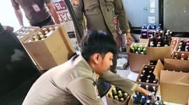 Ribuan botol miras disita Satpol PP Depok dalam razia yang diinstruksikan oleh Wali Kota Depok, Supian Suri. (Sumber foto: Dokumentasi Satpol PP Kota Depok)