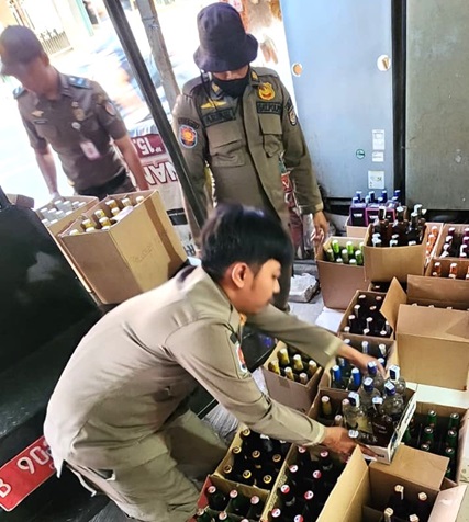 Ribuan botol miras disita Satpol PP Depok dalam razia yang diinstruksikan oleh Wali Kota Depok, Supian Suri. (Sumber foto: Dokumentasi Satpol PP Kota Depok)