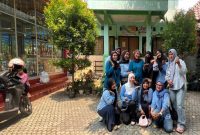 Ketua Komite SDN Sukatani 4 Ibu Indah dan para jajaran komite sekolah. (Sumber foto: Istimewa)