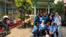 Ketua Komite SDN Sukatani 4 Ibu Indah dan para jajaran komite sekolah. (Sumber foto: Istimewa)