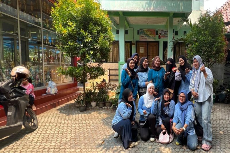 Ketua Komite SDN Sukatani 4 Ibu Indah dan para jajaran komite sekolah. (Sumber foto: Istimewa)