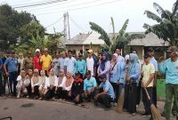 Lurah Pondokajaya, Marbawi bersama unsur aparatur setempat setelah kegiatan Operasi Kebersihan, pada Jumat (18/09/2026). (Sumber foto: Dokumentasi istimewa)