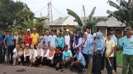 Lurah Pondokajaya, Marbawi bersama unsur aparatur setempat setelah kegiatan Operasi Kebersihan, pada Jumat (18/09/2026). (Sumber foto: Dokumentasi istimewa)