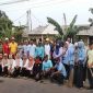 Lurah Pondokajaya, Marbawi bersama unsur aparatur setempat setelah kegiatan Operasi Kebersihan, pada Jumat (18/09/2026). (Sumber foto: Dokumentasi istimewa)