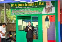 Pendiri QL Center yang juga anggota DPRD Kota Depok, Qonita Lutfiyah saat meresmikan renovasi PAUD Angsana Raya RW 12, Pengasinan, Sawangan, Kota Depok. (Sumber foto: Siaran Depok/AN Rafi)