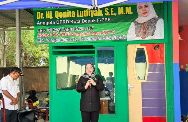 Pendiri QL Center yang juga anggota DPRD Kota Depok, Qonita Lutfiyah saat meresmikan renovasi PAUD Angsana Raya RW 12, Pengasinan, Sawangan, Kota Depok. (Sumber foto: Siaran Depok/AN Rafi)