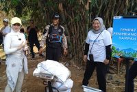 Wakil Ketua DPRD Kota Depok Yeti Wulandari (kiri) bersama Kepala DLHK Depok Reni Siti Nuraeni dalam Aksi Bersih Ciliwung di Beji. (Sumber foto: Siaran Depok/Malik Sihite)