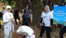 Wakil Ketua DPRD Kota Depok Yeti Wulandari (kiri) bersama Kepala DLHK Depok Reni Siti Nuraeni dalam Aksi Bersih Ciliwung di Beji. (Sumber foto: Siaran Depok/Malik Sihite)