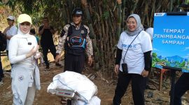 Wakil Ketua DPRD Kota Depok Yeti Wulandari (kiri) bersama Kepala DLHK Depok Reni Siti Nuraeni dalam Aksi Bersih Ciliwung di Beji. (Sumber foto: Siaran Depok/Malik Sihite)