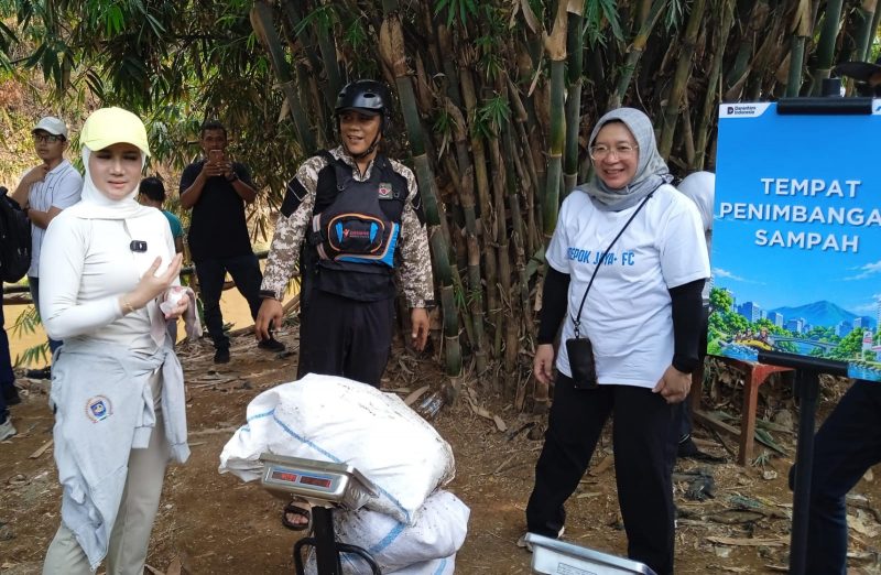 Wakil Ketua DPRD Kota Depok Yeti Wulandari (kiri) bersama Kepala DLHK Depok Reni Siti Nuraeni dalam Aksi Bersih Ciliwung di Beji. (Sumber foto: Siaran Depok/Malik Sihite)