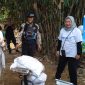 Wakil Ketua DPRD Kota Depok Yeti Wulandari (kiri) bersama Kepala DLHK Depok Reni Siti Nuraeni dalam Aksi Bersih Ciliwung di Beji. (Sumber foto: Siaran Depok/Malik Sihite)