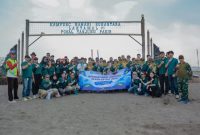 Kolaborasi bersama antara Deep Ocean dan komunitas Radio Relawan Depok (RRD), serta komunitas lingkungan lainnya melaksanakan aksi bersih pantai di Pesisir Pantai Tanjung Pasir, Kabupaten Tangerang. (Sumber foto: Dokumentasi Istimewa)